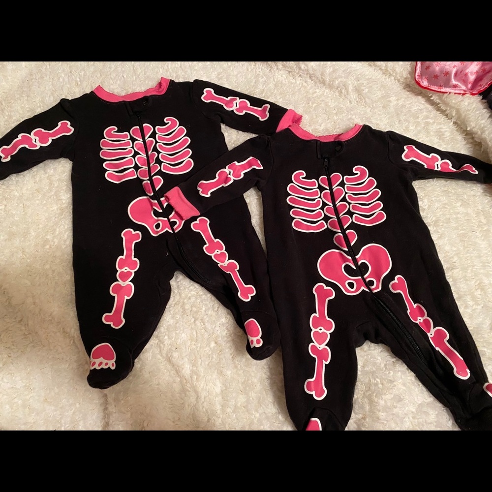 Twins skeleton footies